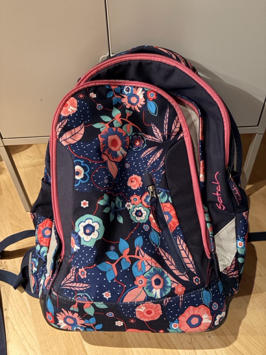 Satch Kindertaschen: Schulrucksack Satch Blumenmuster blau rosa  – Gebraucht aus Pfäffikon ZH von lad_k9kr