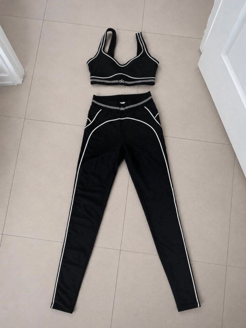 Alo Yoga Lotti di vestiti: Alo Yoga Gym Set – Nuovo (secondo la descrizione) da Embrach venduto da NovasOutlet 1
