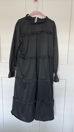 Schwarzes Kleid mit Rüschen, GrösseXxl, elegant und bequem