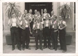 Schweizer Trachtengruppe – Männerporträt in traditioneller