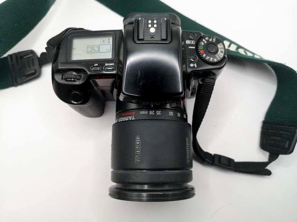 Canon Fotocamera: Canon EOS 100 analoge Kamera mit Objektiv – Usato da Sargans venduto da Botanico 1
