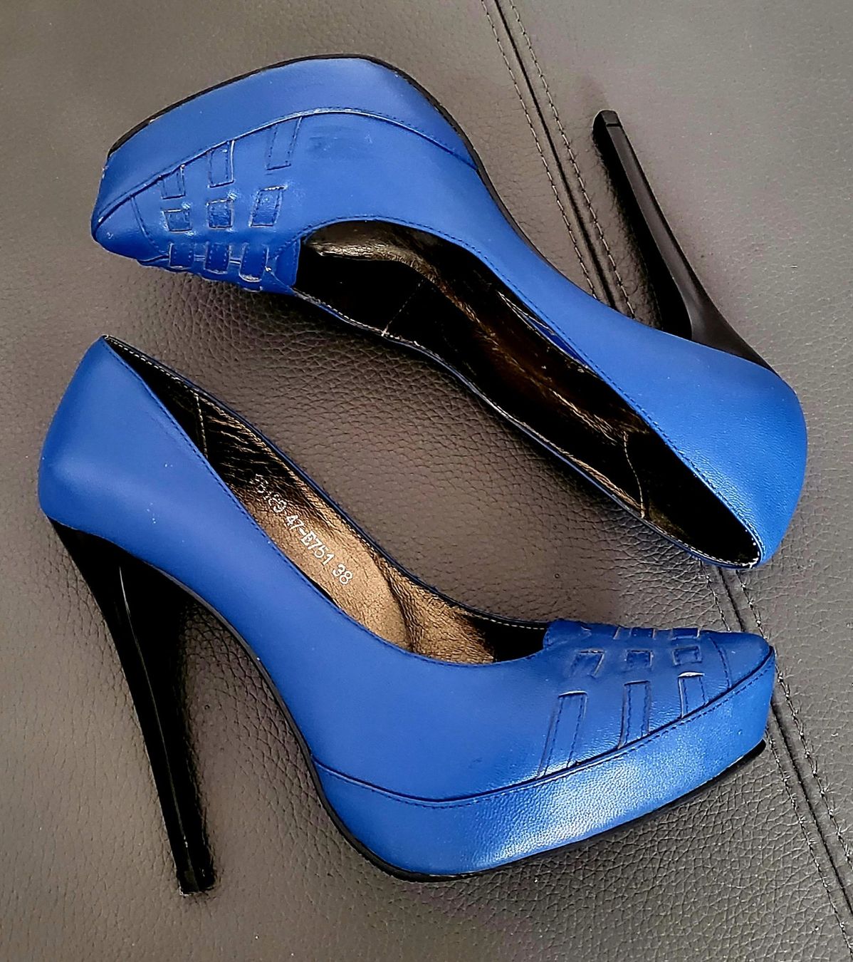 Scarpe da donna: Escarpins à plateforme bleu électrique. – Usato da Neuchâtel venduto da wikit