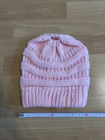 Schöne rosarote Mütze mit Loch für Haare
