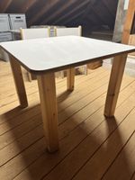 Kindertisch mit zwei Stühlen Holz weiss gebraucht
