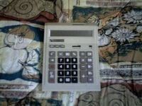 Machine à calculer solaire et/ou piles