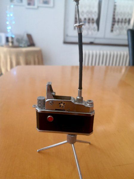 Accendini: Tisch oder Taschenfeuerzeug. Stil Fotoapperat. – Usato da Rickenbach SO venduto da Terry8 2