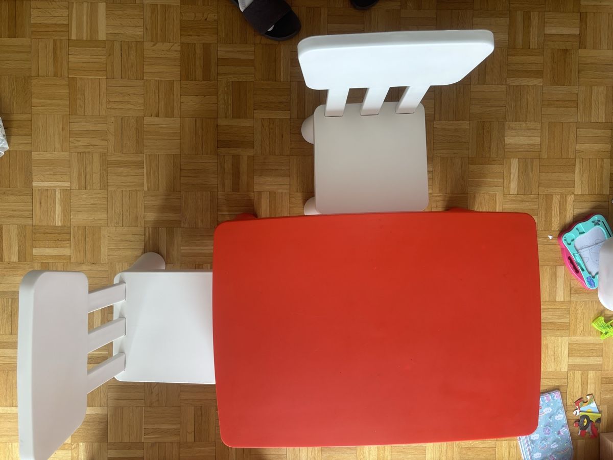 Tavoli: IKEA Kids Table and Chairs  – Usato da Genève venduto da dcl_7j5w 1