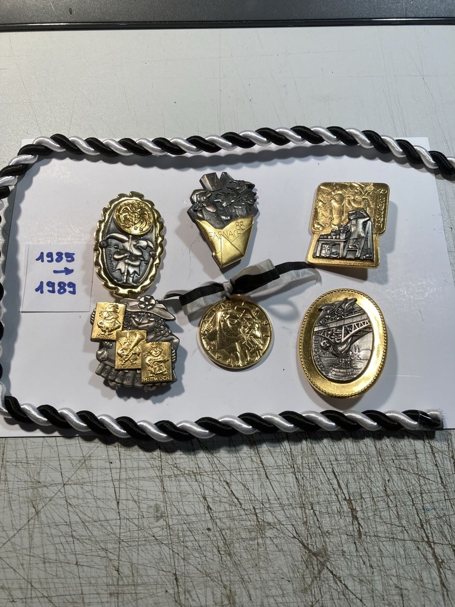 Basler Plaketten & Abzeichen: Basler Fasnachtsblaggedden Gold – Gebraucht aus Schneisingen von Drehdreher