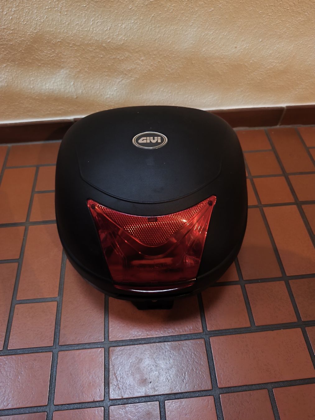 Givi Topcase: GIVI QBag Monolock Topcase Basic 28 – Usato da Kernenried venduto da moguai82