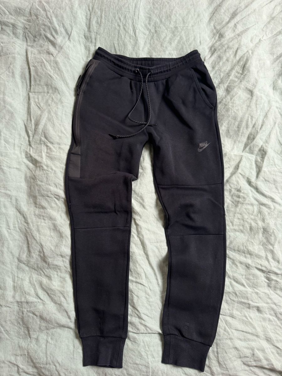 Nike Hosen: Nike Trainerhose Grösse S – Gebraucht aus Trélex von stripedthrift