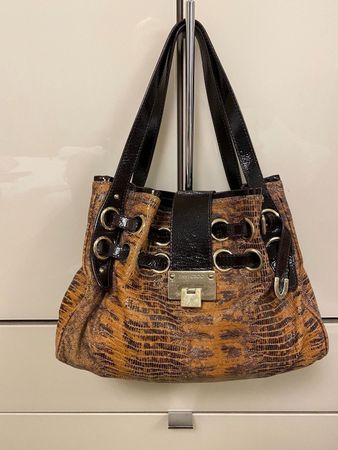 Braune Jimmy Choo Lackledertasche mit Python Effekt