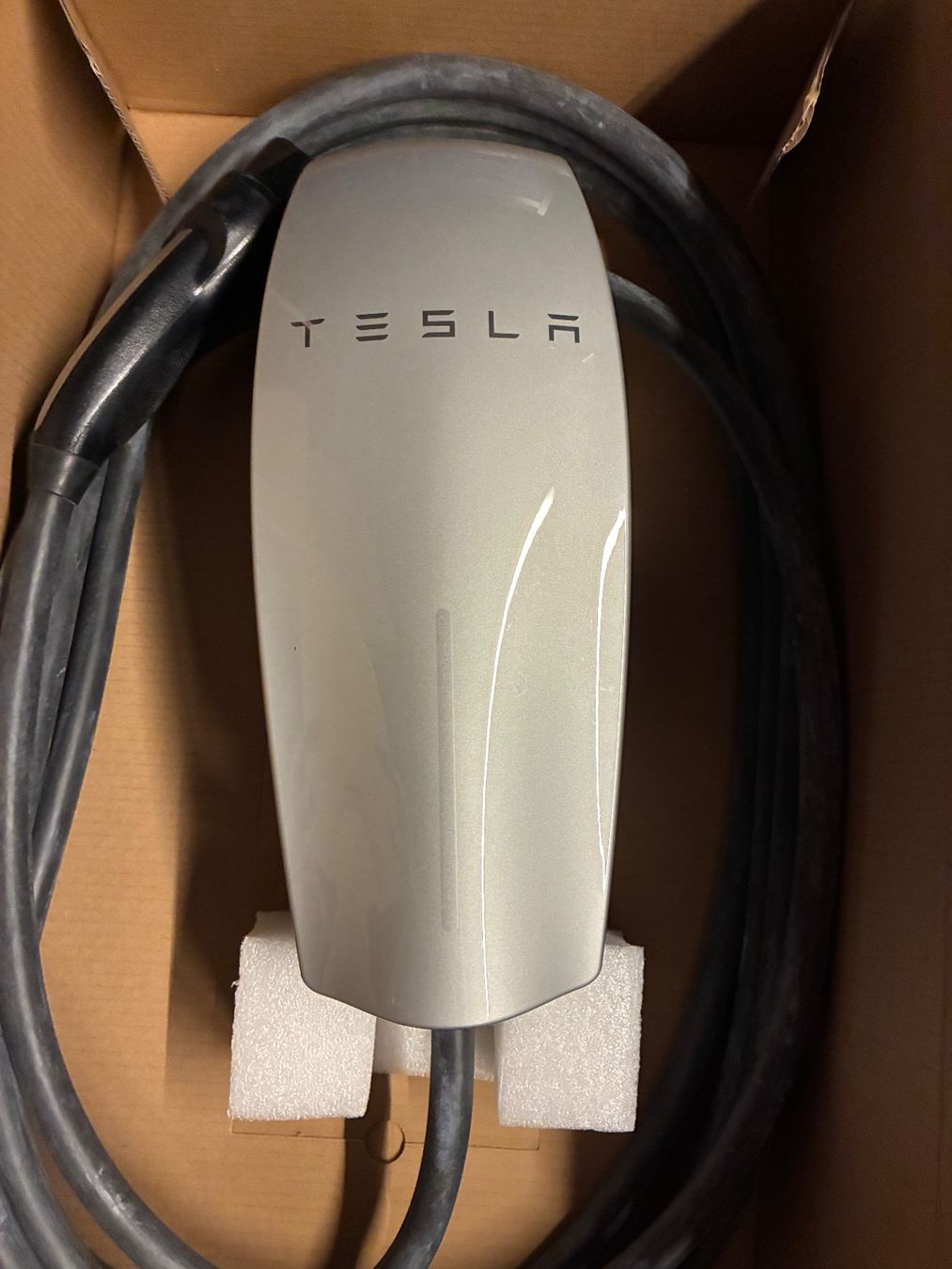 Tesla Batterie-Ladegeräte: Tesla Wall Connector Gen2, 7m cable, max. 22kW – Gebraucht aus Echallens von p5678