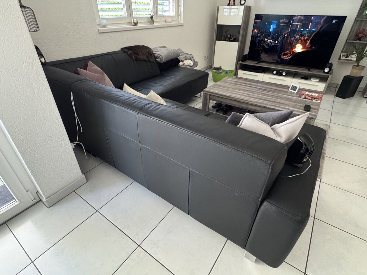 Sofas: Schwarzes Ecksofa aus Echtleder – D'occasion à Oberbuchsiten par Roempe 1