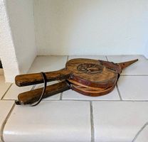 Soufflet de cheminée traditionnel en bois sculpté et cuir