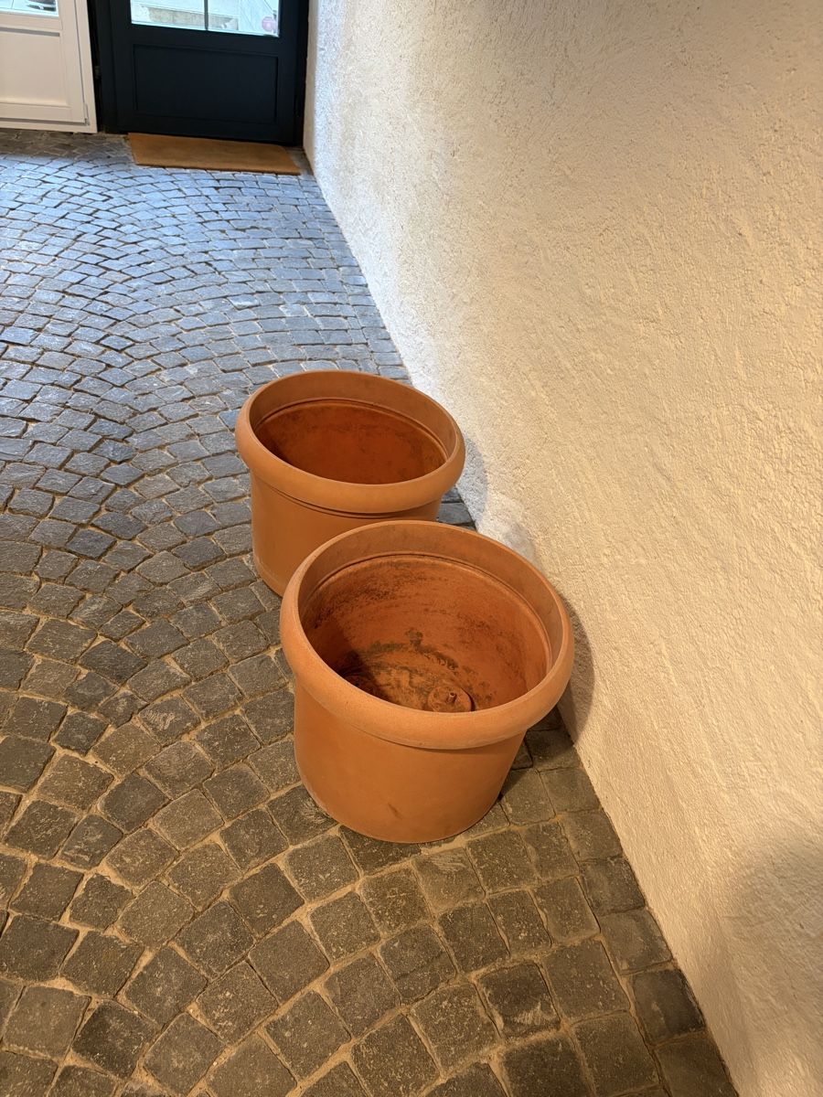 Vasi per fiori: Lot de 2 pots de fleurs en plastique – Usato da Coppet venduto da ACBL 1
