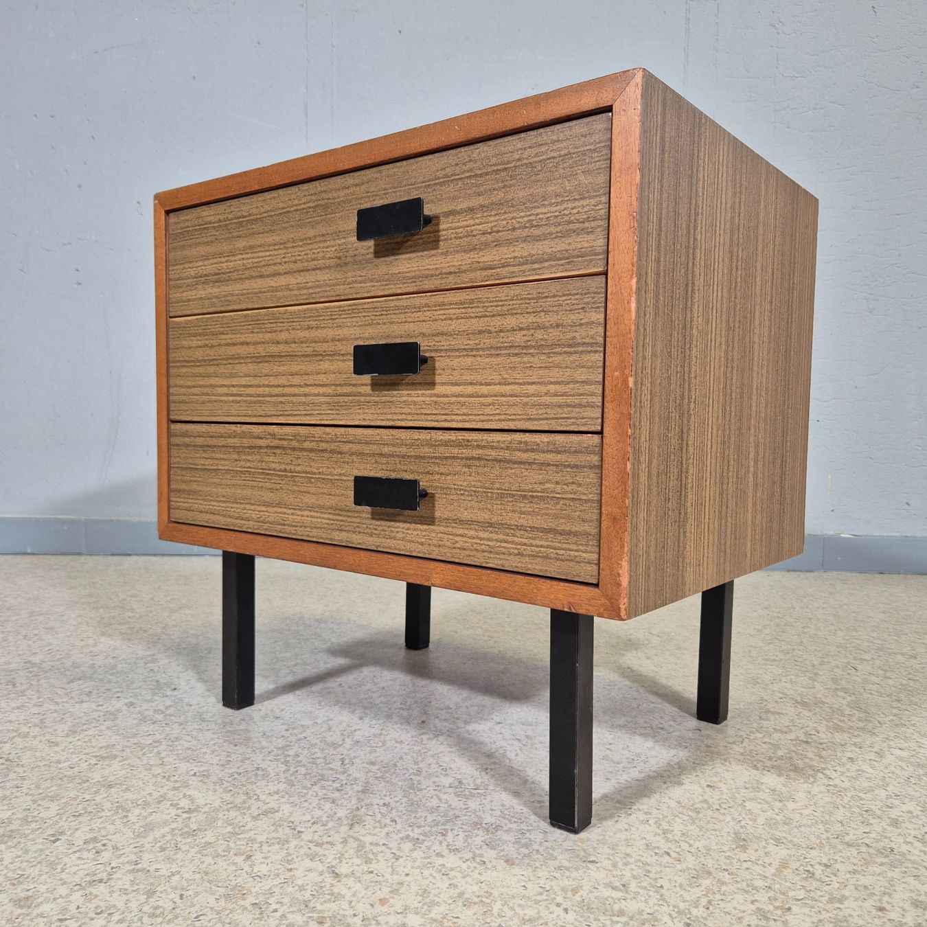 Cassettiere: 1970 Nachttisch Bedside Table Kommode Schubladenkommode – Usato da Nottwil venduto da Wondewa-Shop