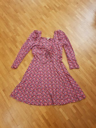 Robe fleurie EDC, taille XS, parfait pour le printemps!