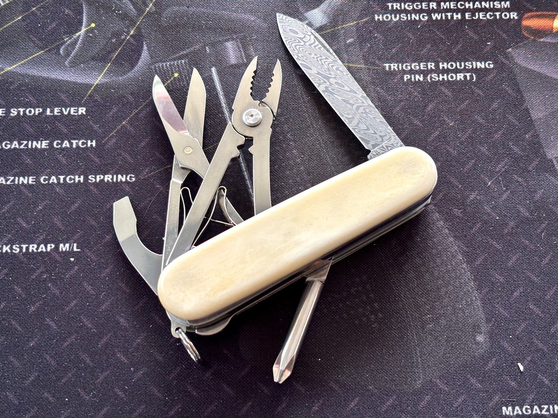 Victorinox Coltelli tascabile: Victorinox Damast 2018 Compact-Mod., Büffelknochen-Schalen – Nuovo (secondo la descrizione) da Frauenkappelen venduto da Doc_Snyder 1