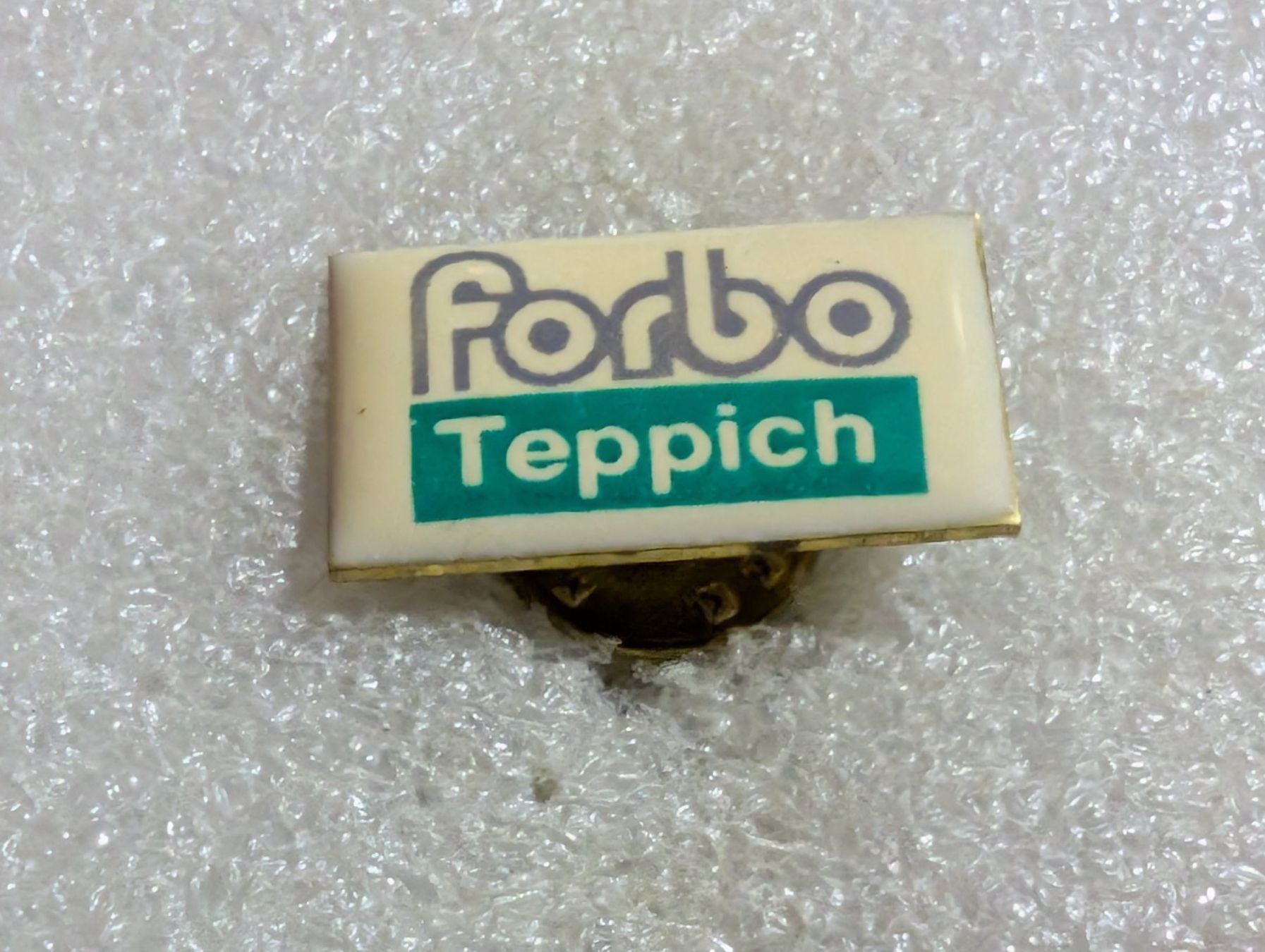 Placchette & Badge: Ansteckpin 196: Forbo Teppich – Usato da Oppligen venduto da Pin-Fall-Shop