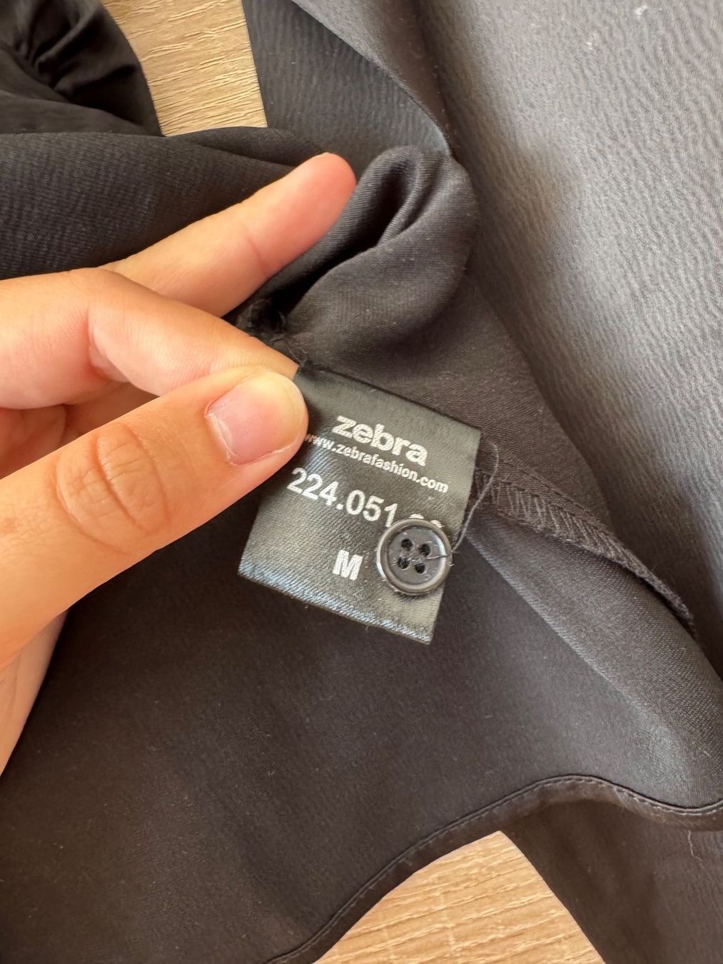 Zebra Camicette: Chemise noire satinée – Usato da Montreux venduto da Izapechee 3