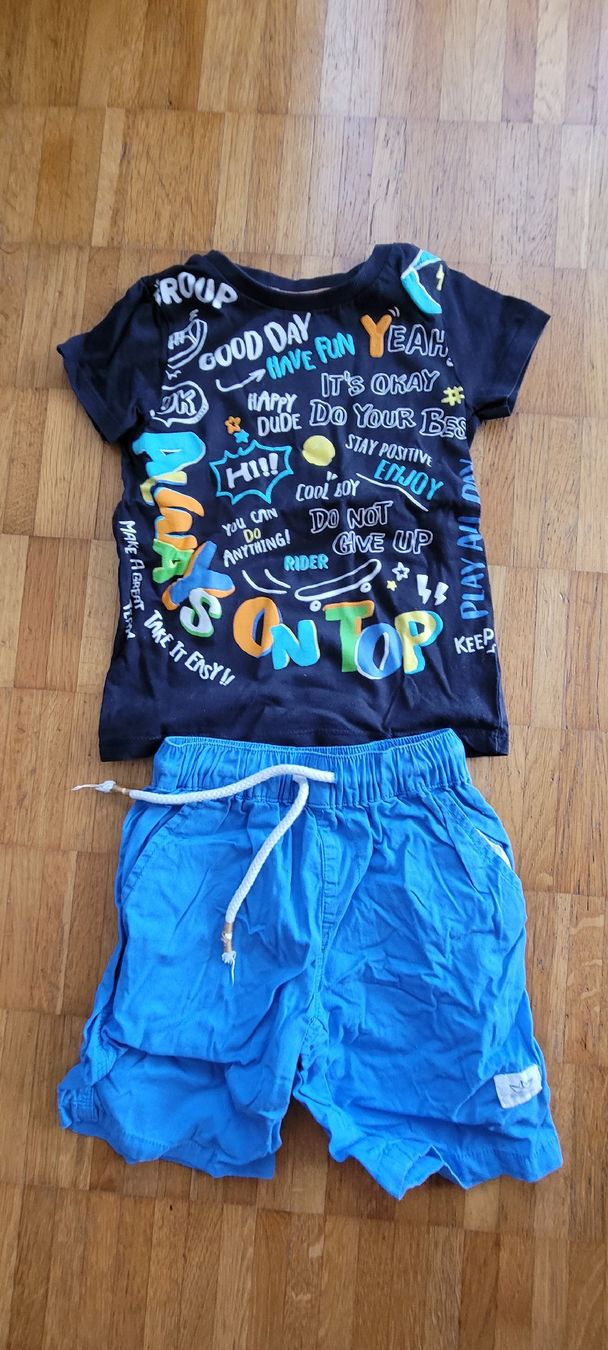 Lotti & Set di vestiti: Shorts und Tshirt gr 98 – Usato da Emmenbrücke venduto da gatasalvache
