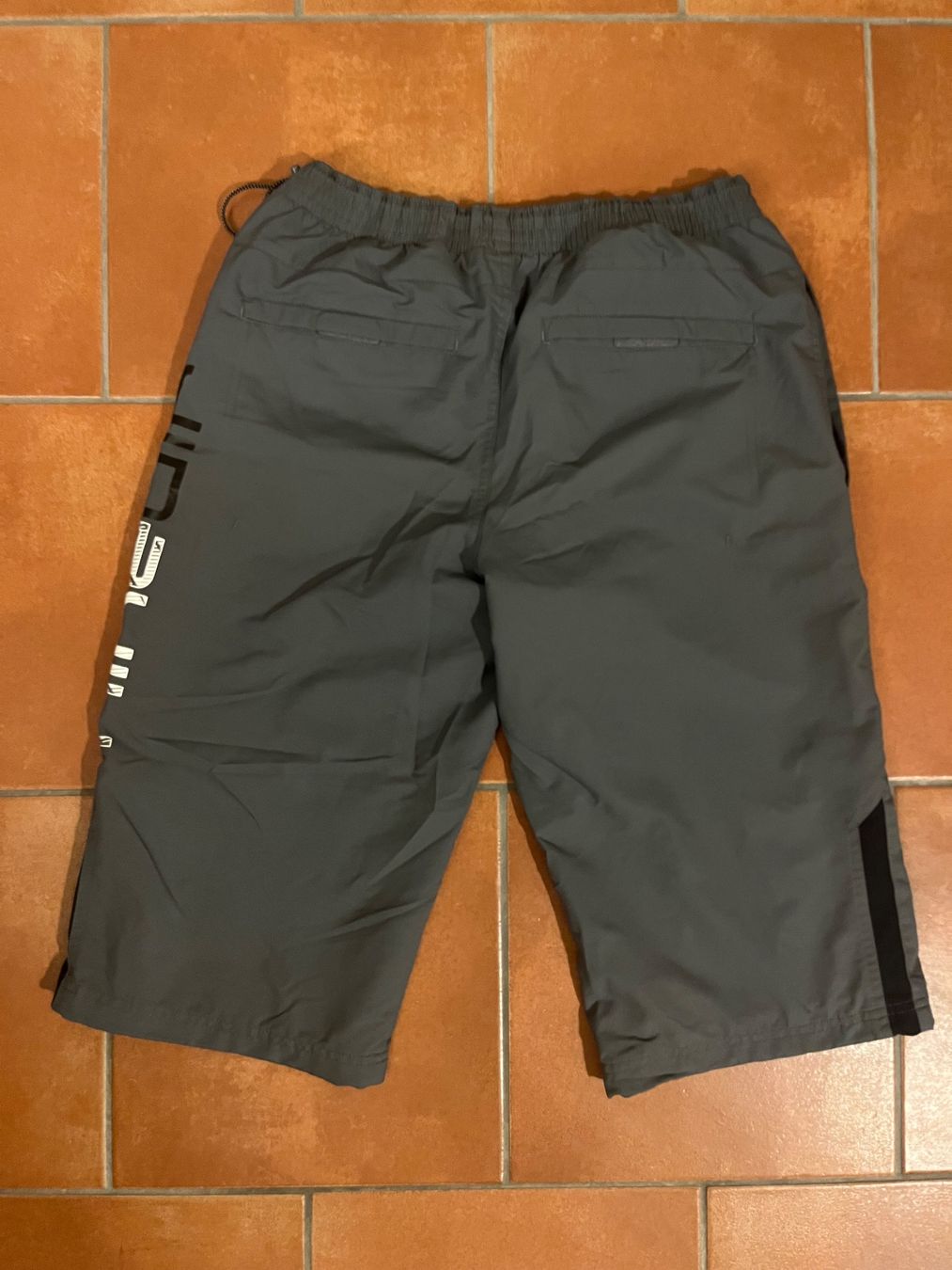 Nike Pantaloni: Nike 3/4 Trainingshose, Grau, Grösse L – Usato da Sulzbach venduto da elon1898 3