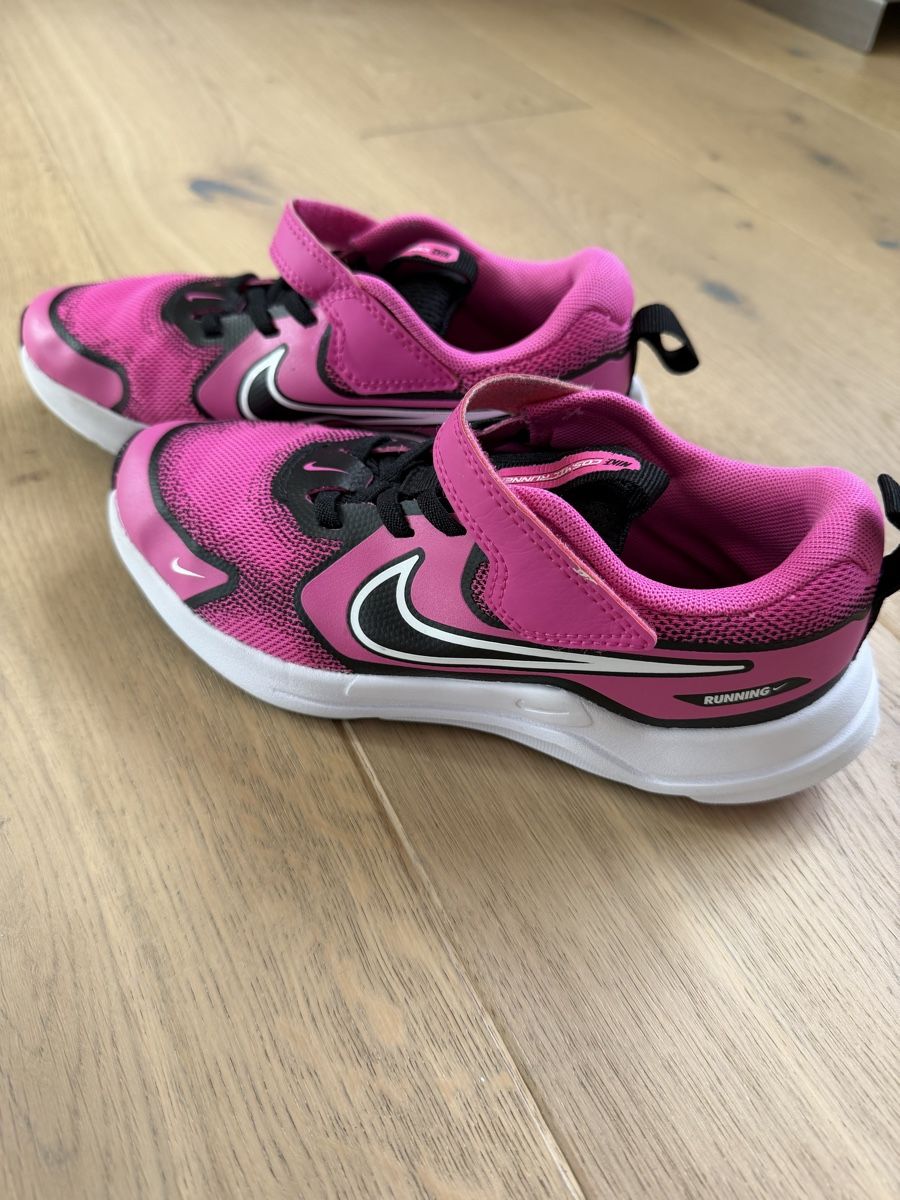 Nike Chaussures filles: Baskets Nike – Neuf (Voir description) à Saignelégier par dr.anonimus