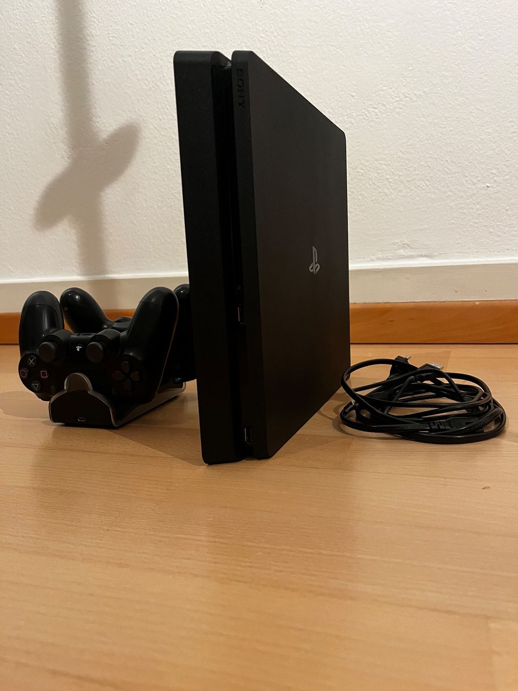Sony Console: PS4 Slim Konsole mit 2 Controllern & Ladekabel – Usato da Zürich venduto da corinne.nussbaumer20 1