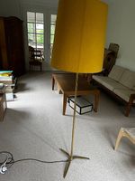 Vintage-Stehlampe: 60er-/70er Messing und gelber Stoffschirm