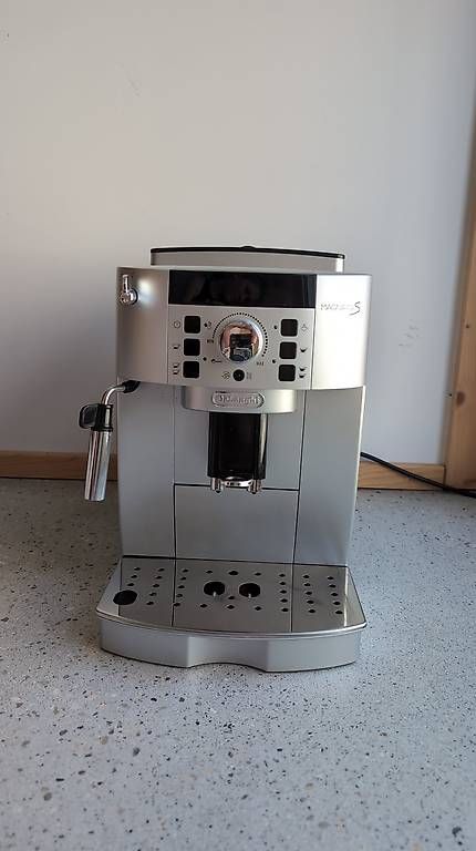 De'Longhi Kaffeemaschinen & Espressomaschinen: Machine à café automatique DeLonghi Magnifica S – Gebraucht aus Lausanne von pie_n2mq