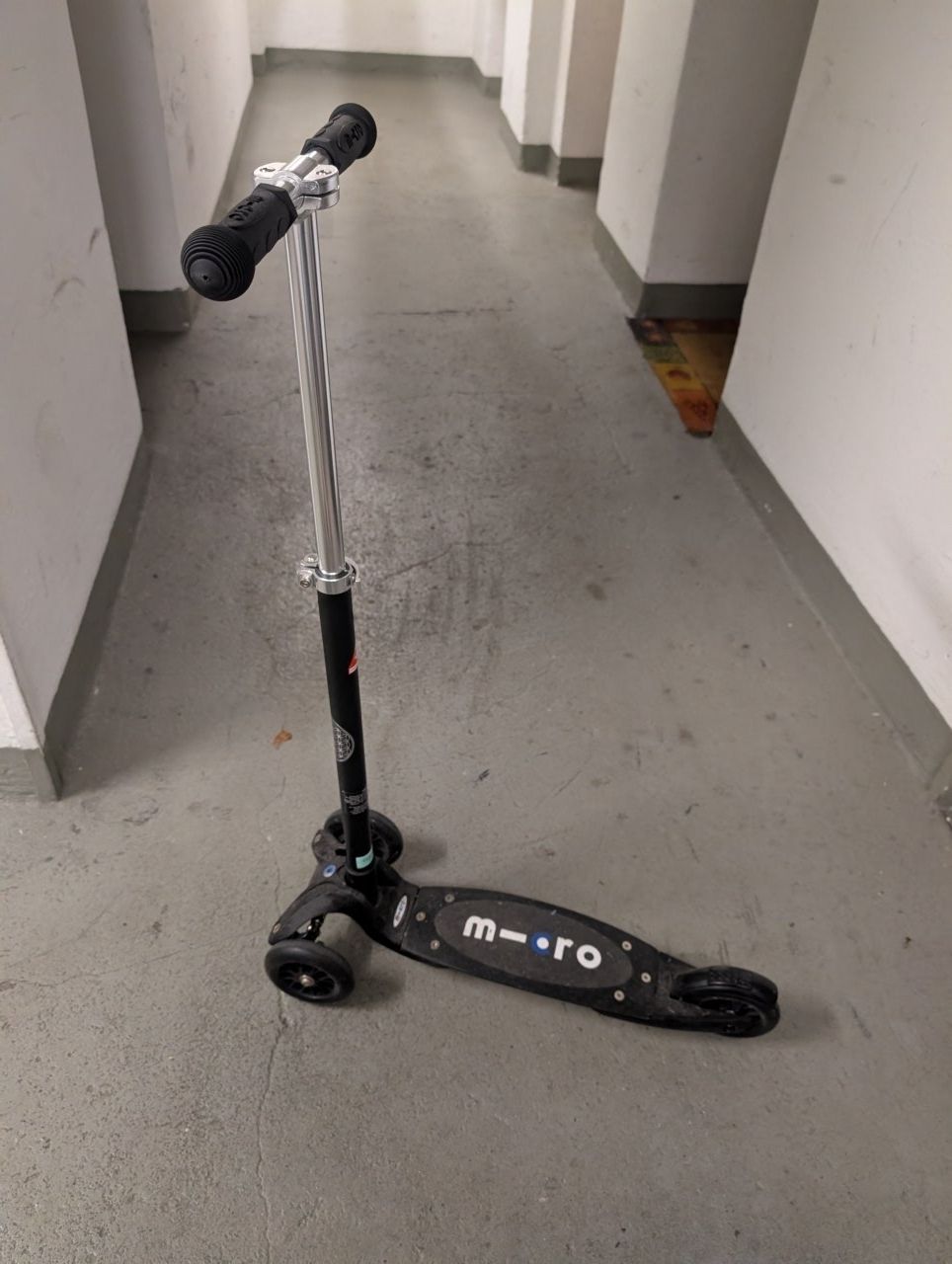 Micro Kickboard: Micro Roller schwarz 3 Rollen guter Zustand – Usato da Zürich venduto da Finafets