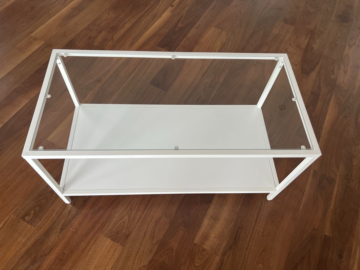 Tische: Couch-/Beistelltisch weiss mit Glasplatte – Gebraucht aus Wolfwil von Poulet60