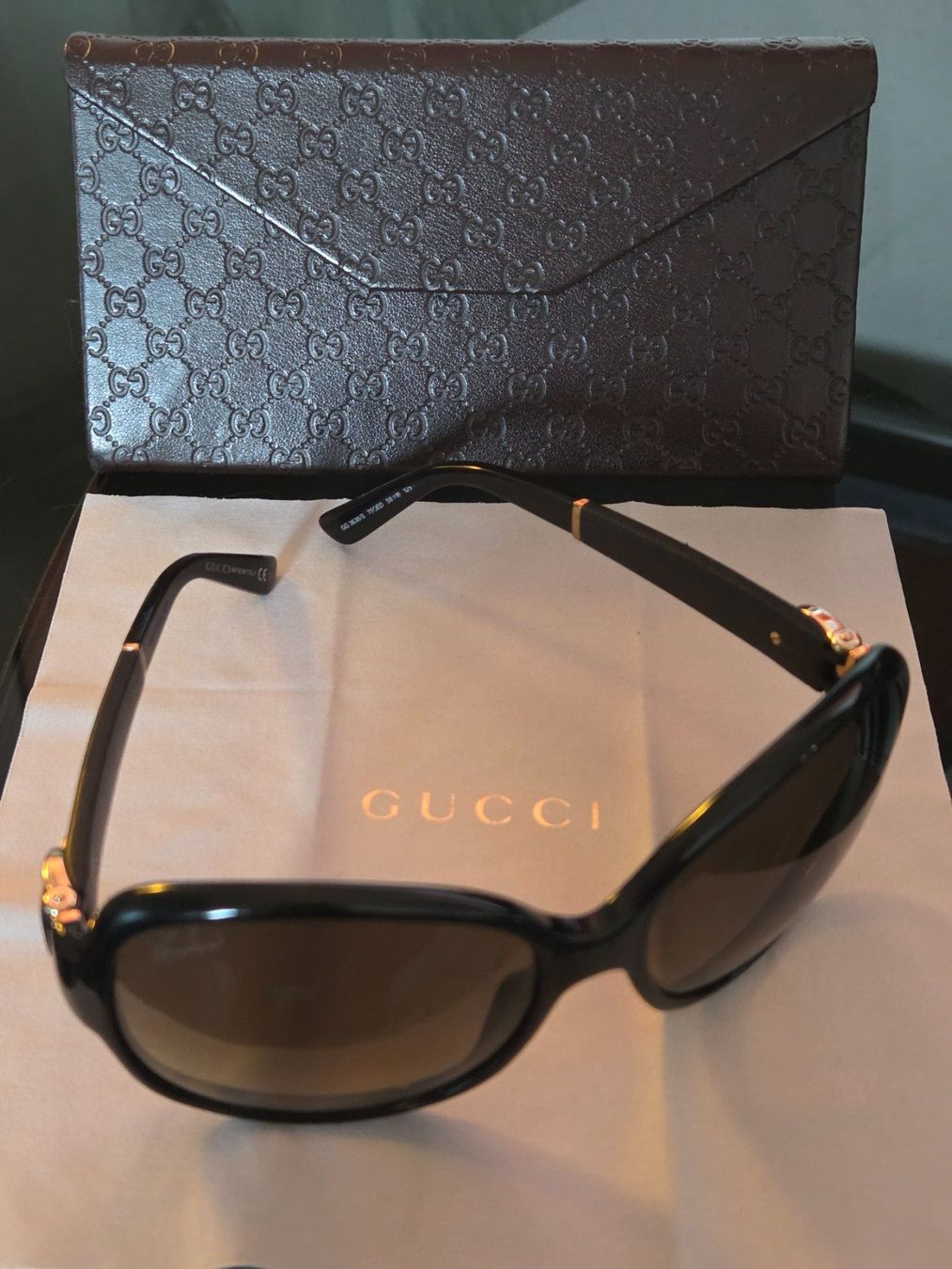 Gucci Occhiali & Lenti: GUCCI Sonnenbrille mit Originaletui – Usato da Emmen venduto da GrabandGo 2