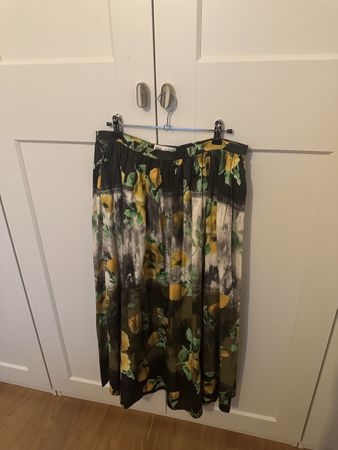 Sommerlicher Zara Rock mit Blumenmuster, Grösse L