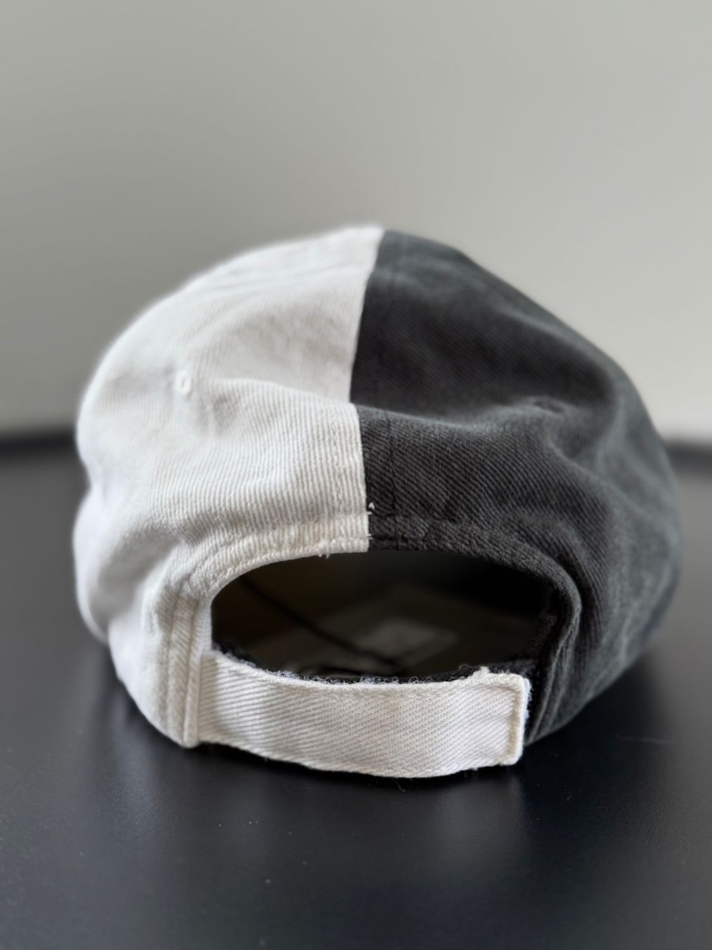 Balenciaga Copricapi, berretti & cappellini: Balenciaga 50/50 Cap mit Piercing – Nuovo e nell'imballaggio originale da Kilchberg ZH venduto da LuxuryVault 4