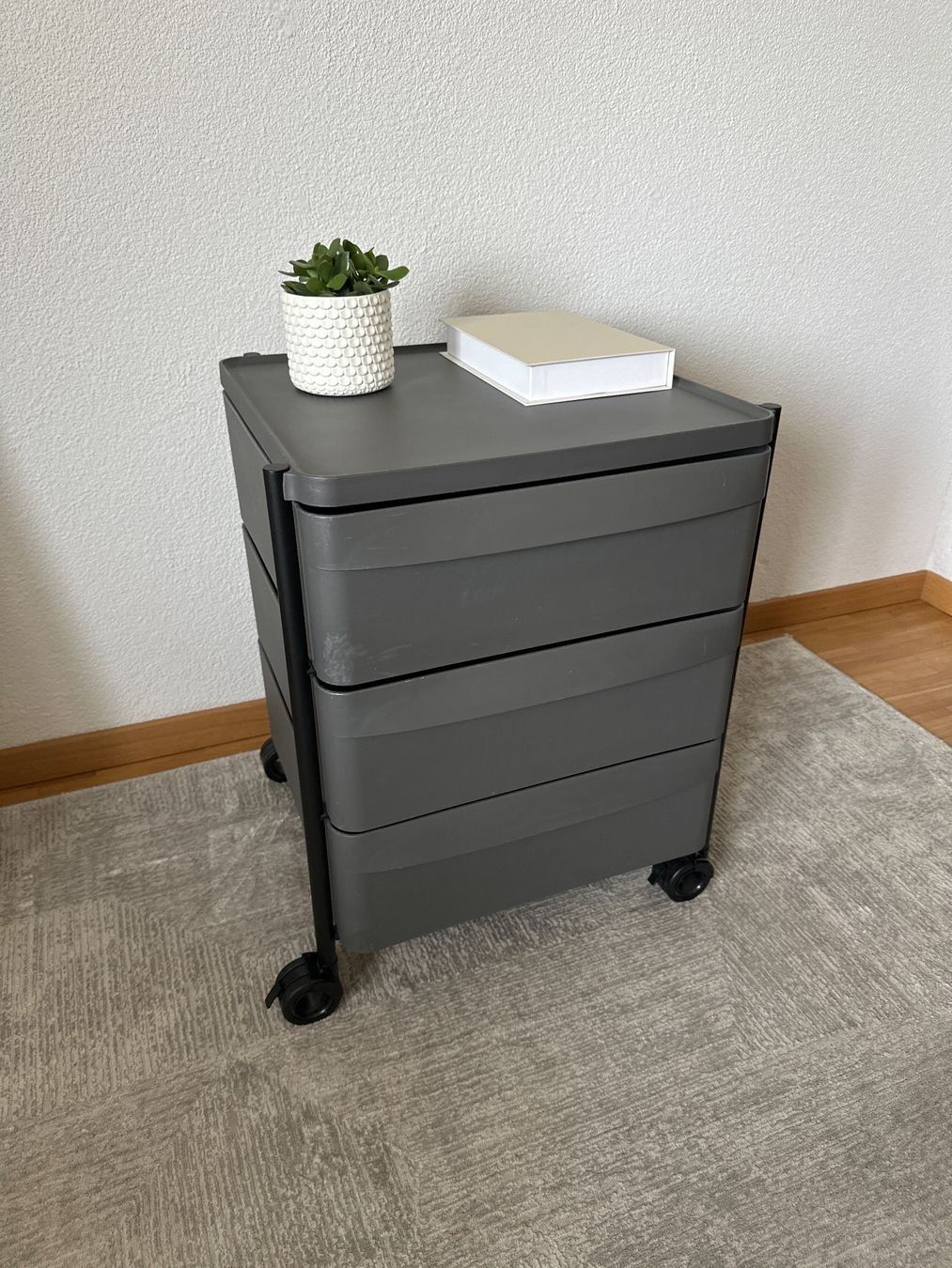 Korpus: Pedrali Boxie Designer Rollcontainer Grau mit Rollen – Gebraucht aus Effretikon von bek_6sgb