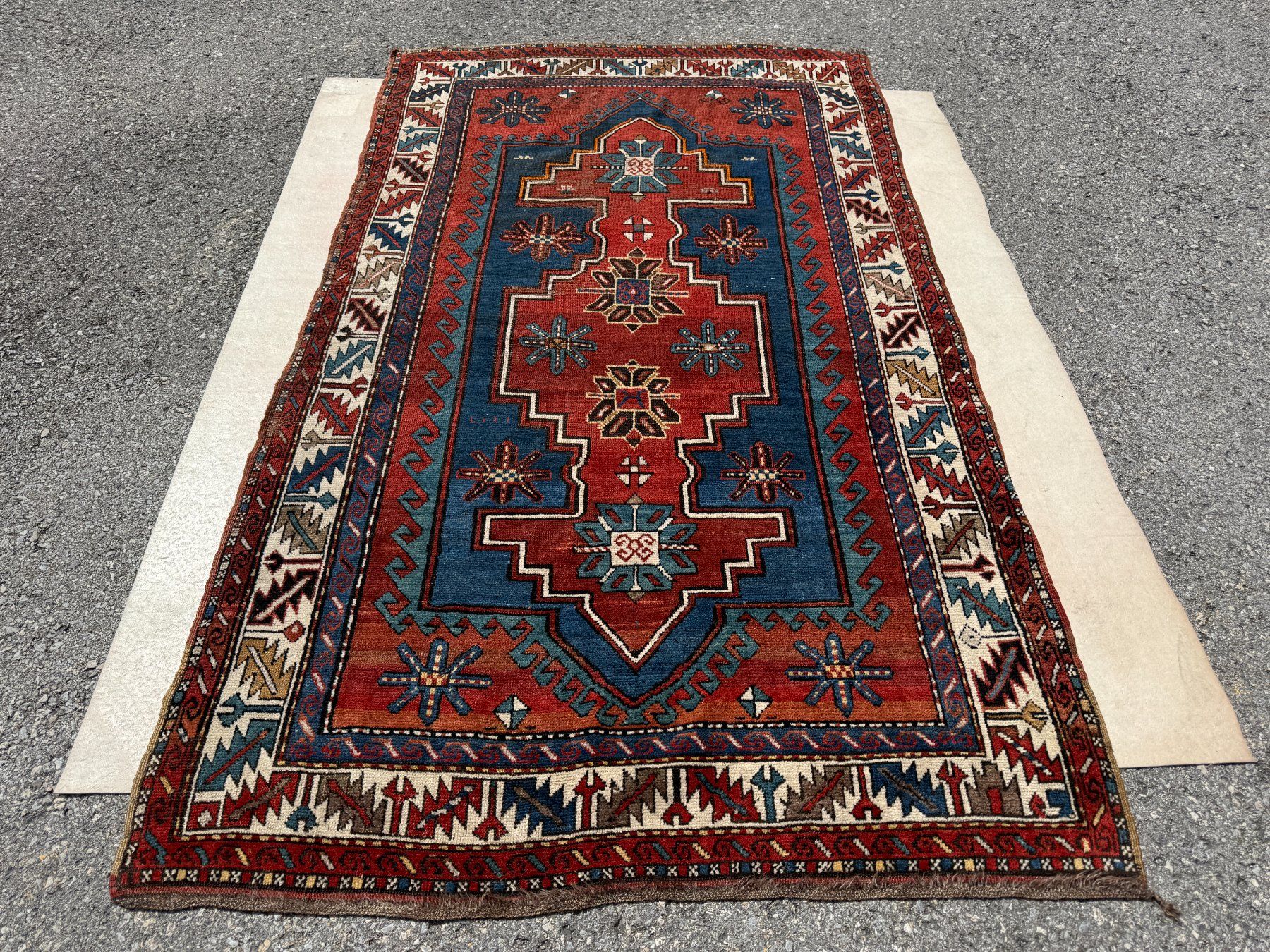 Teppiche: Kasak mit archaischem Design Teppich 236x140cm sauber – Gebraucht aus Vacallo von cri_229f 1