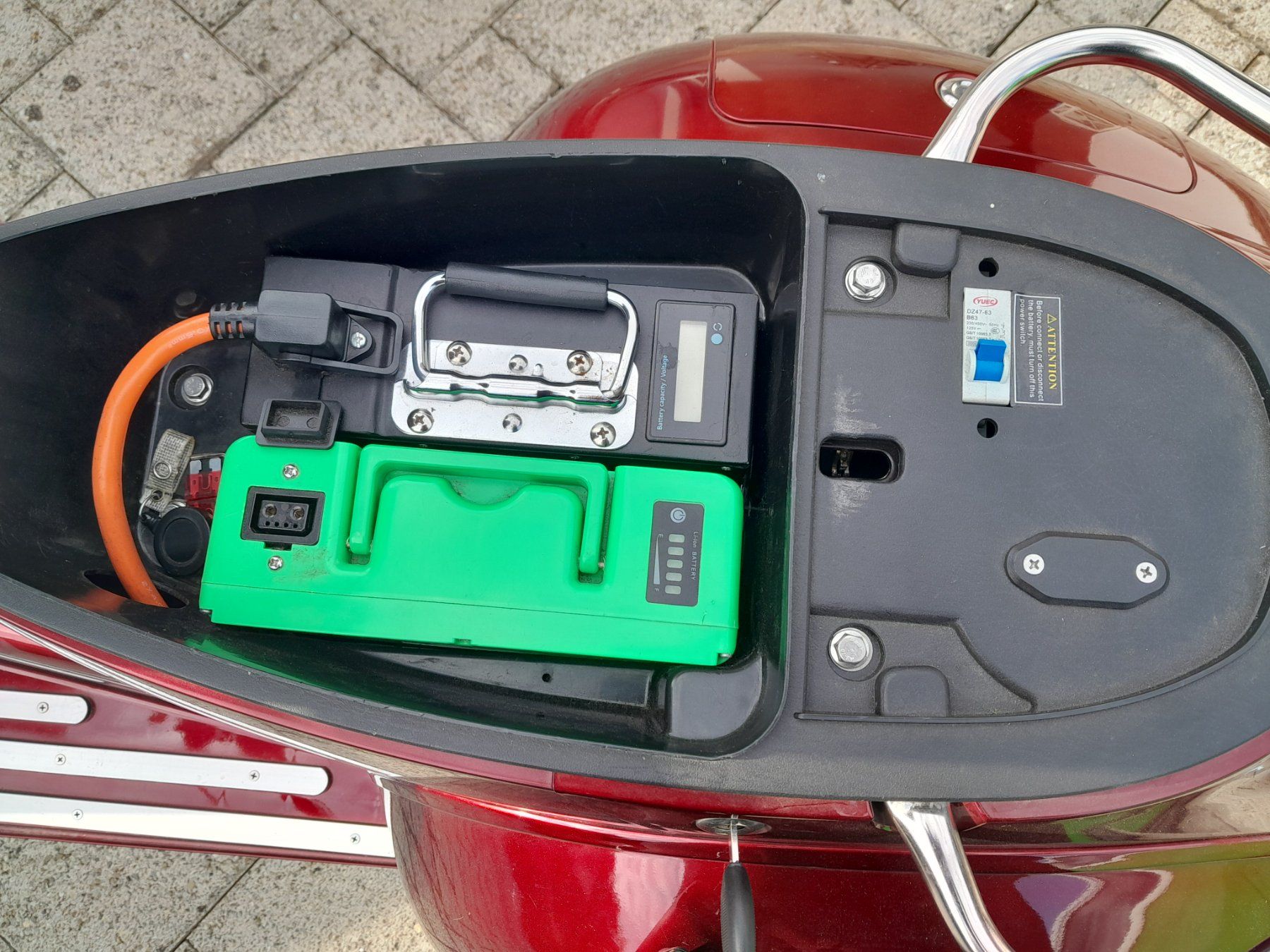 Altro: Elektroroller Eves rot metallic guter Zustand – Usato da Kaltbrunn venduto da ueli124 3