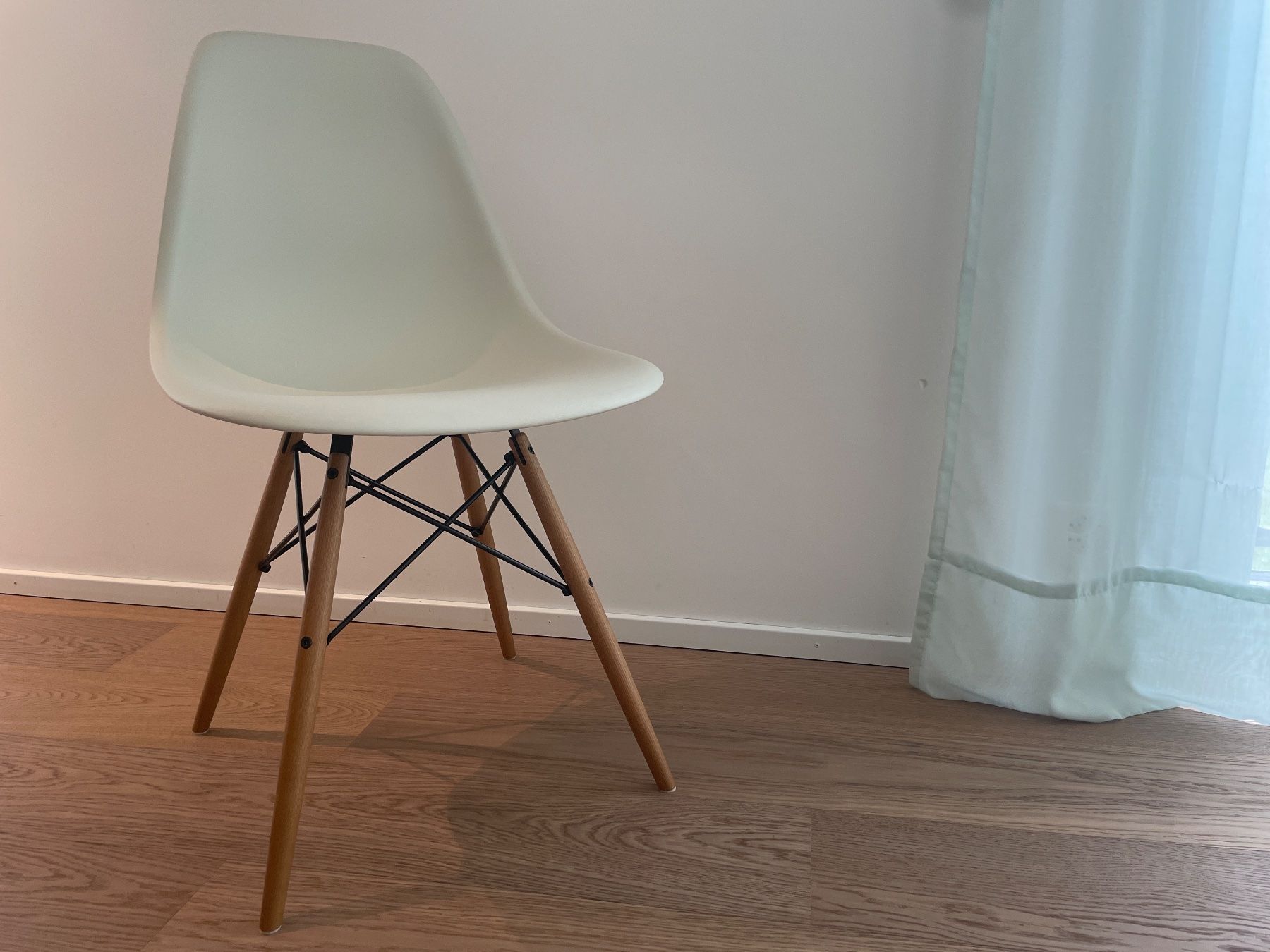 Set di tavolo e panche: Vitra Esstisch + 6x Eames Stühle – Usato da Zürich venduto da MichelleCW 1