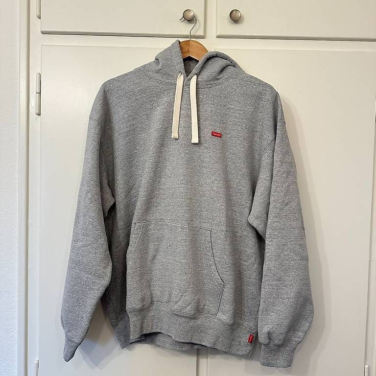 Maglioni & Felpe: Supreme Small Box Kapuzenpullover, L, SS26, Grau meliert, DS – Nuovo e nell'imballaggio originale da Basel venduto da boysnoize