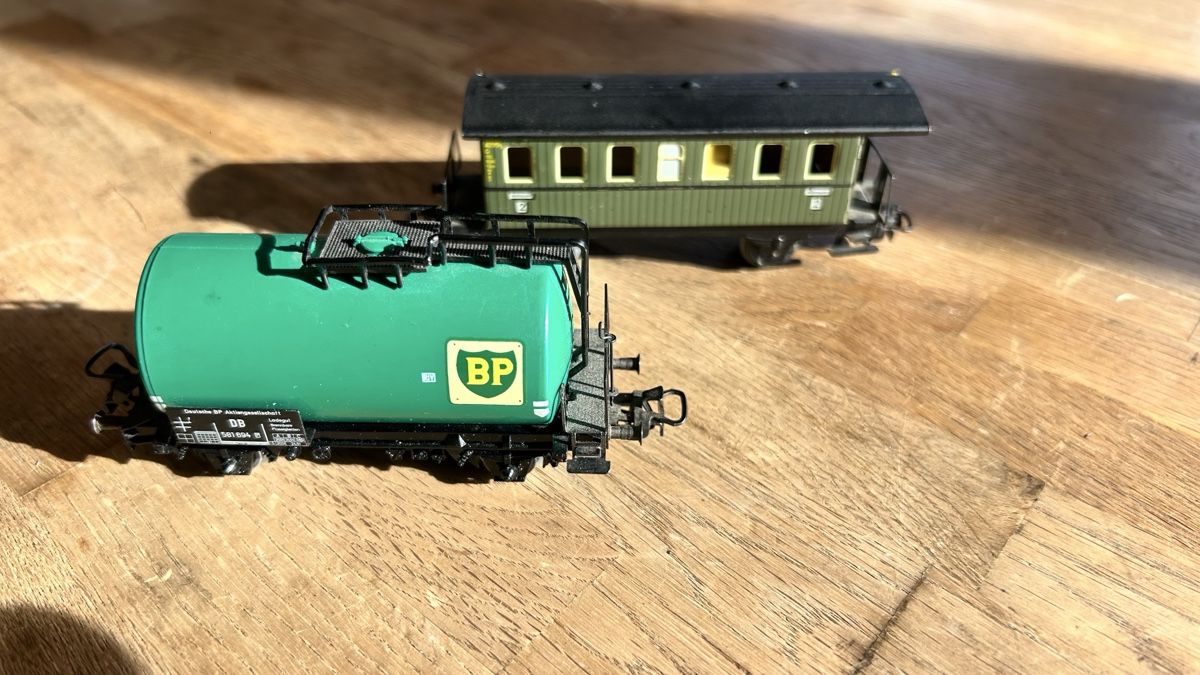 Märklin HO Scale BP Tanker and Passenger Train Car Set (Gebraucht) in ...