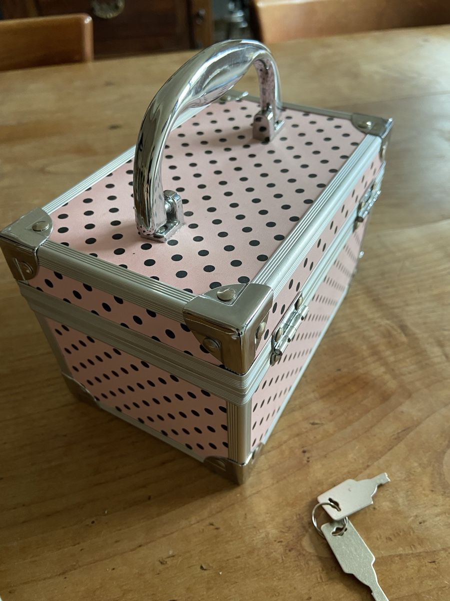 Coffres: Petit coffret valise rose avec ses clés – D'occasion à Veyrier par Leilazizou 1