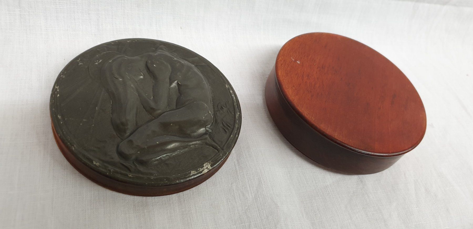 Statuette: Antike Schatulle mit Figur – Usato da Emmen venduto da magelan 6