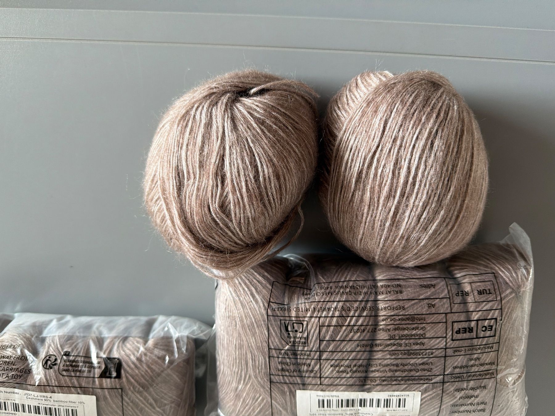 Lana: 700 gr. Wolle, Cashmere 90 %, Bomboo 10 %, – Nuovo (secondo la descrizione) da Villnachern venduto da Yoyo13 2
