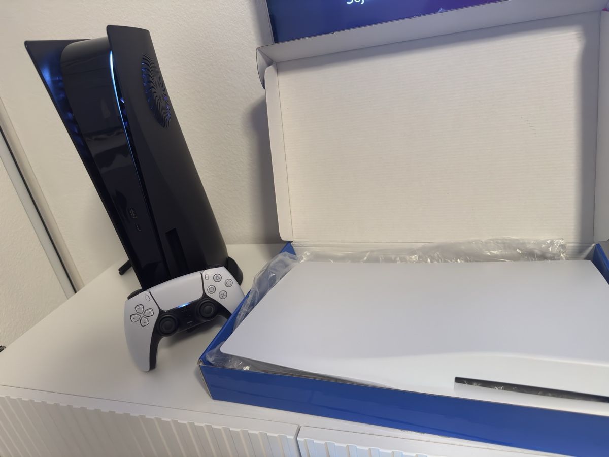 Sony Console: Playstation 5 mit LED Beleuchtung und Controller – Nuovo (secondo la descrizione) da Ermensee venduto da Joao_ 2
