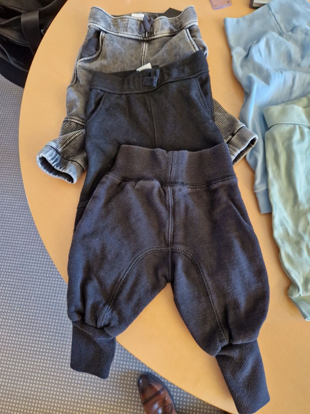 Kleiderpakete & -sets: Lot de 5 pantalons H&M, taille 68 – Gebraucht aus Goumoens-la-Ville von cfaIII 1