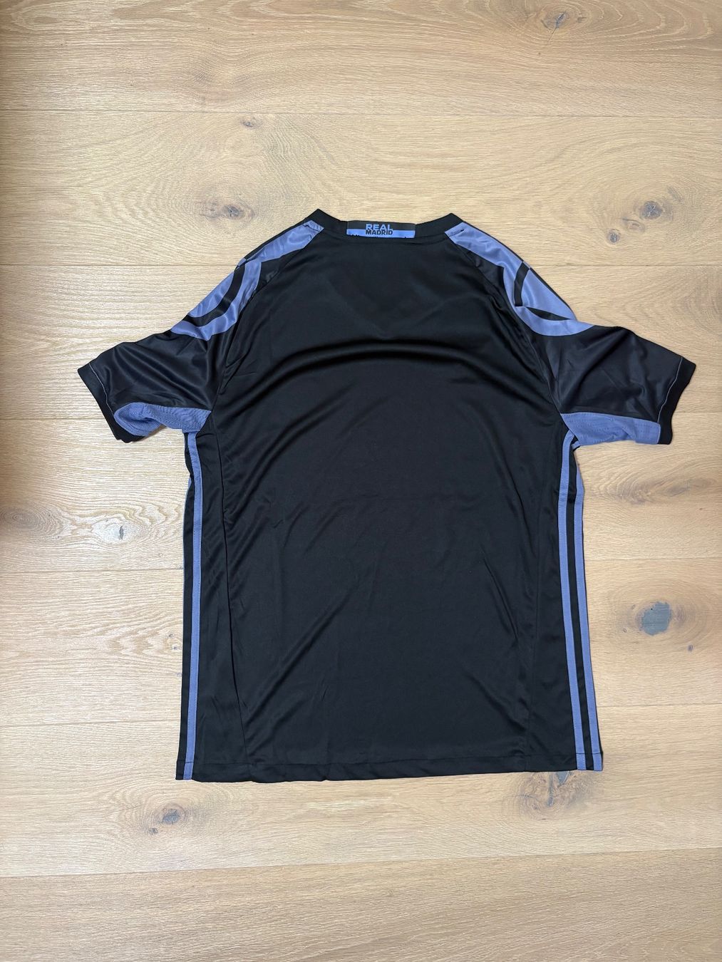 Real Madrid Canottiere & Pantaloni: Real Madrid 2016 schwarzes Trikot – Nuovo (secondo la descrizione) da Au SG venduto da hal_k95b 2