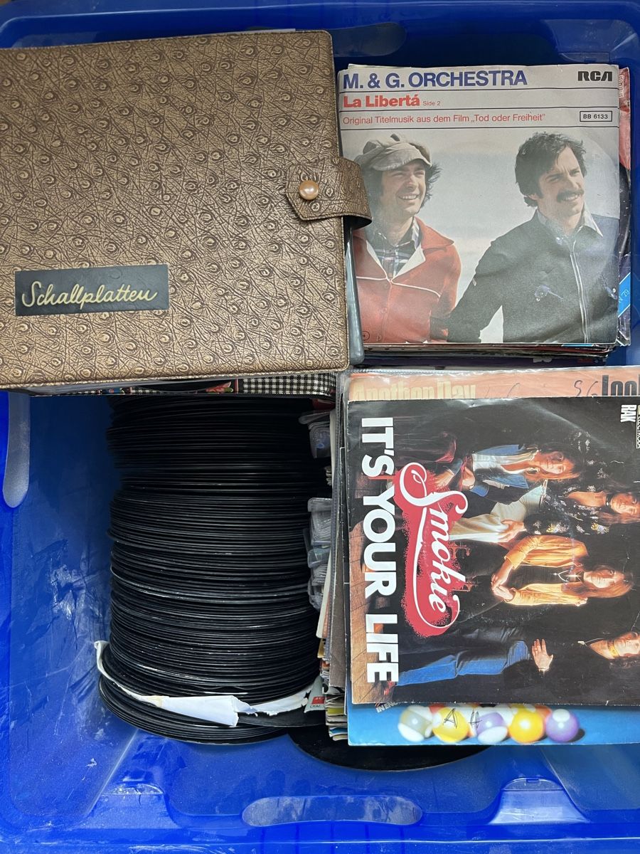Schallplatten: Kiste voller 7“ Singles – Gebraucht aus Lachen SZ von ratata