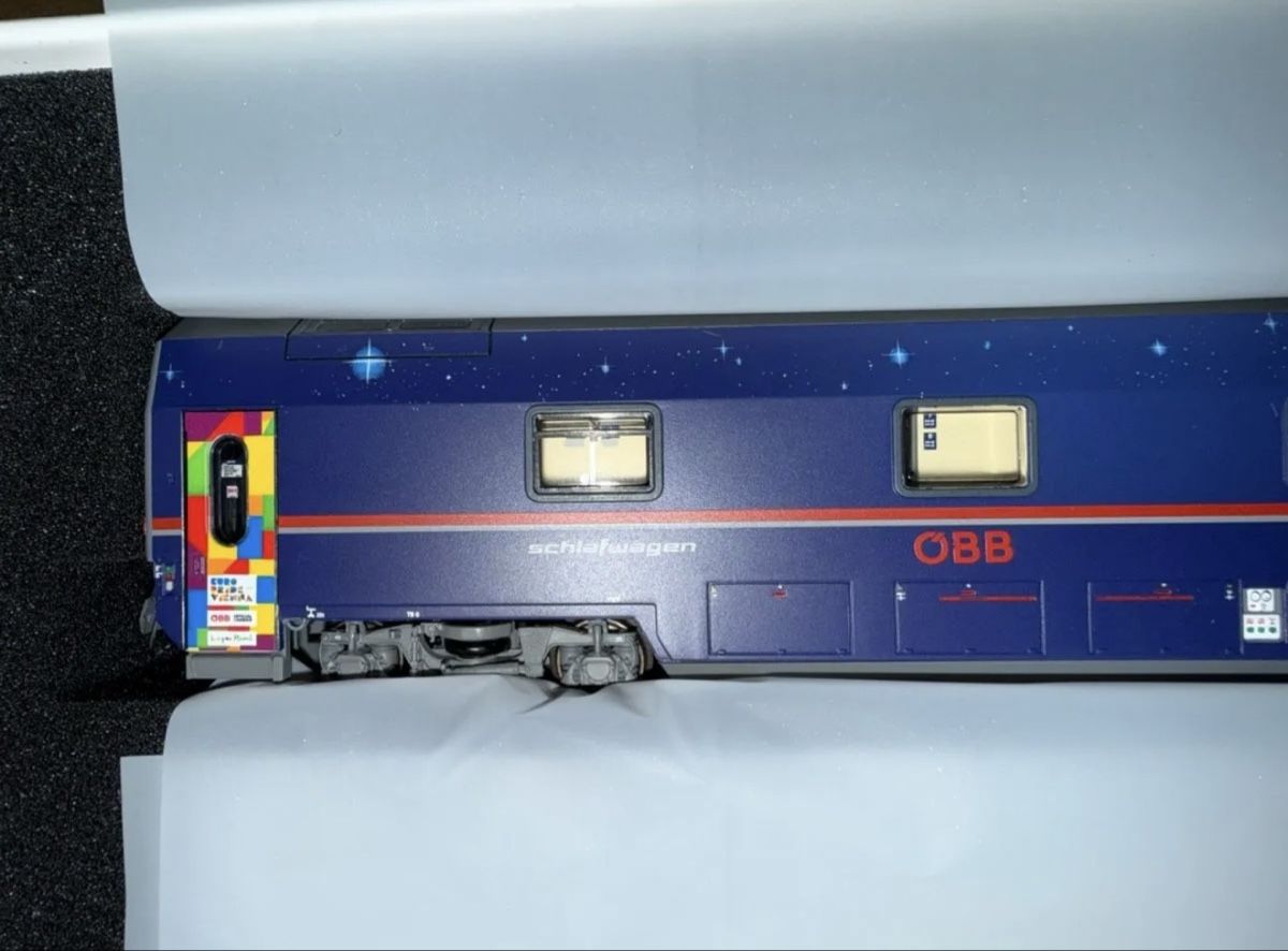 LS Models Modellini di ferrovie: L.S.MODELS ÖBB NIGHTJET PRIDE VIENNA ÖBB EXCLUSIVE NEU – Nuovo e nell'imballaggio originale da Zürich venduto da Volanbusz 1
