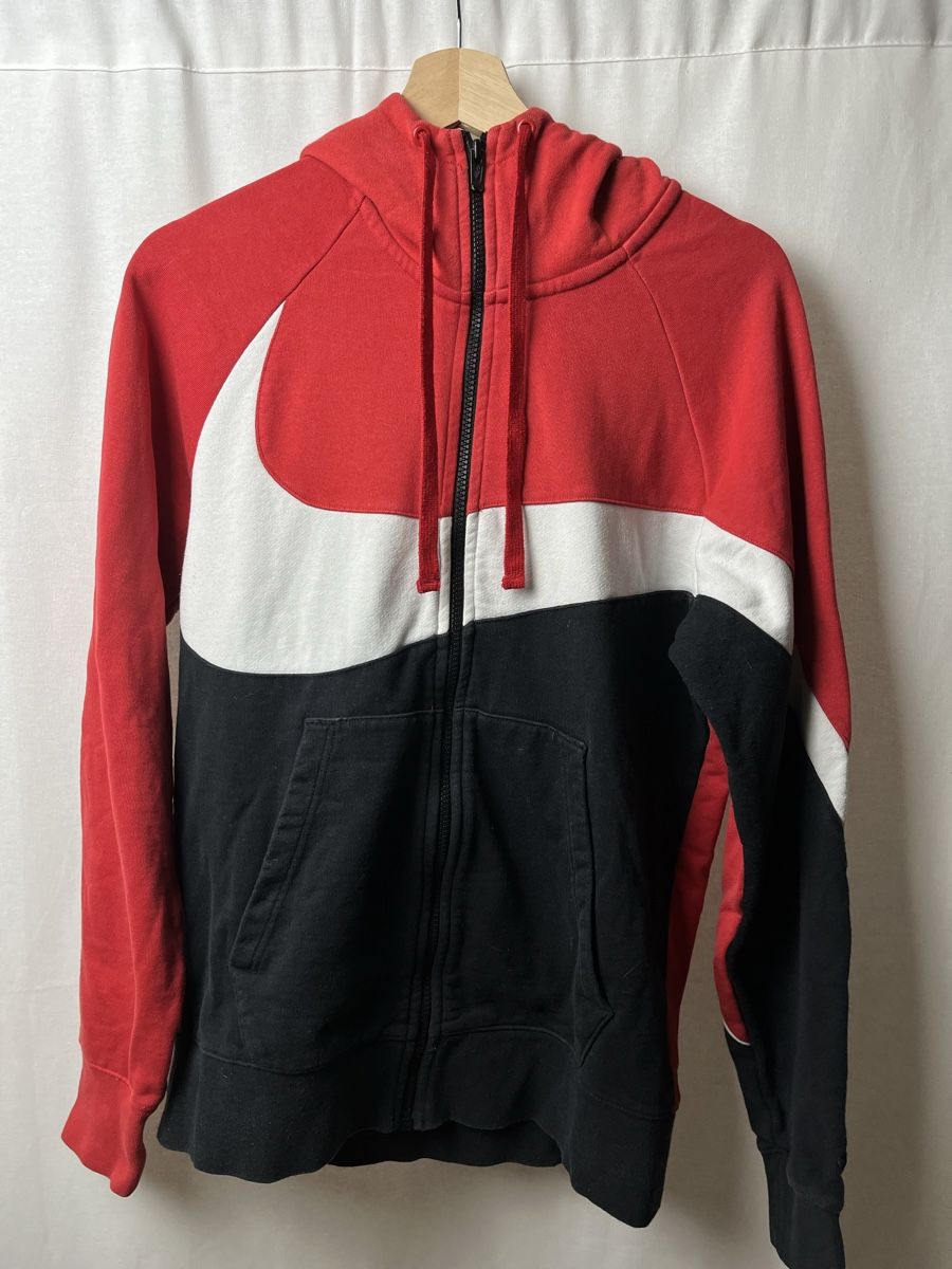 Nike Pullover & Sweatshirts: Pull à capuche Nike – Neu (gemäss Beschreibung) aus Les Avanchets von lunedeneige.shop